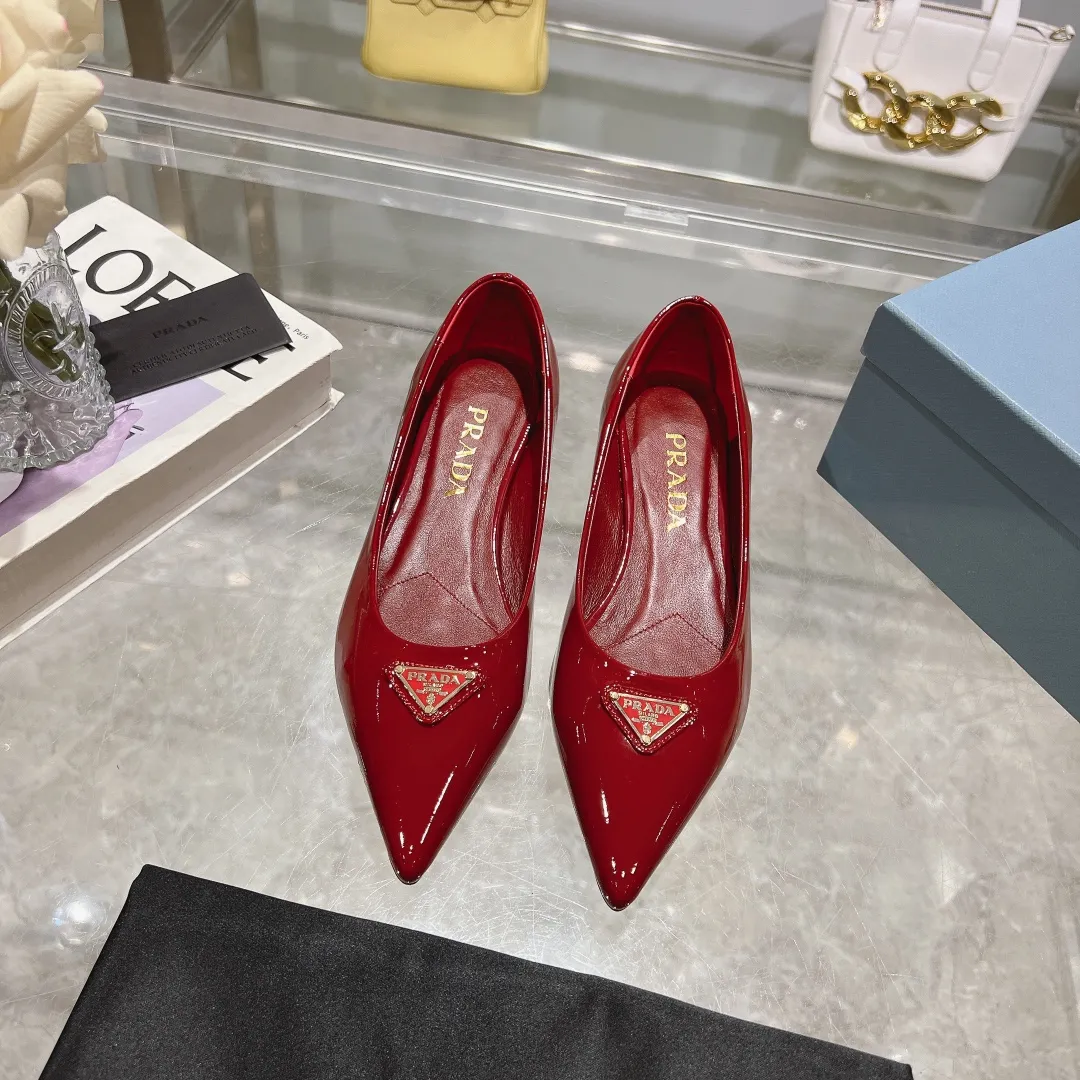 👟👟Ex-factory price 560👟👟 PRADA 2024𝐬𝐬Prada spring and summer new products, coming with strength! ❣️Fashionable and versatile nice item, original shoes developed from Italian counters and reproduced 1:1 according to the original taste. This year’s theme is not to be defined, embodying texture through simplicity and conciseness💛Top-grade patent leather with original 3D printing, the triangle logo is consistent with the original version, the goatskin lining is breathable and comfortable, and the genuine leather outsole. ⚛Size: 35-40 (41 customized) ⚛Original packaging accessories. ⚛Triangle deduction